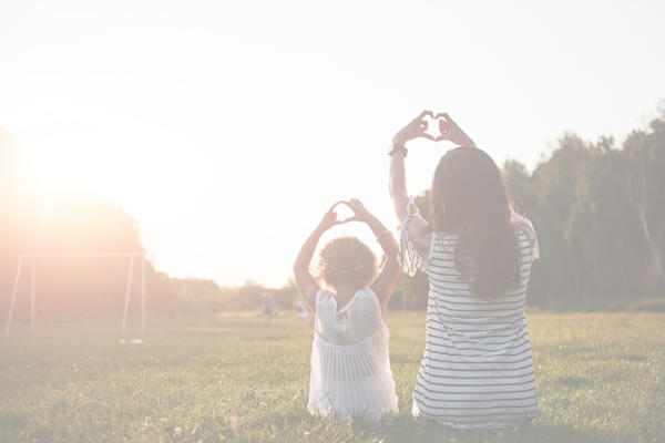 Retrato de madre e hija en el parque, imagen con contraste reducido