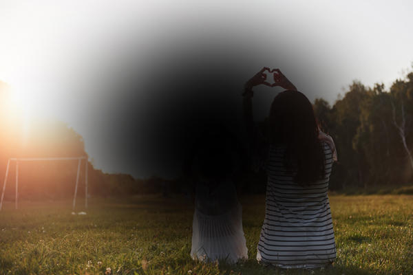 Retrato de madre e hija en el parque, imagen con manchas