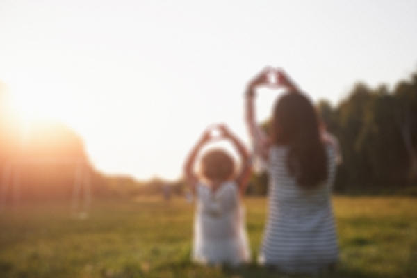 Retrato de madre e hija en el parque, imagen borrosa